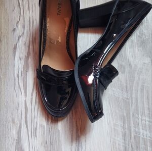 Patent leather black shoe